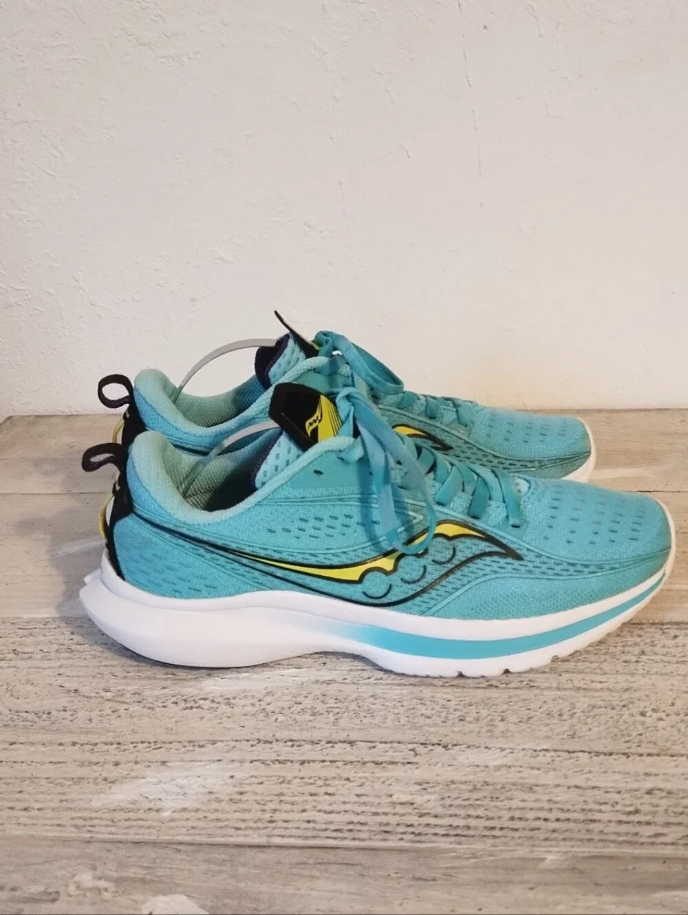 Saucony S10723-26 Kinvara 13 Cool Mint/Acid Sneakers women's U.S.A Size 8 M